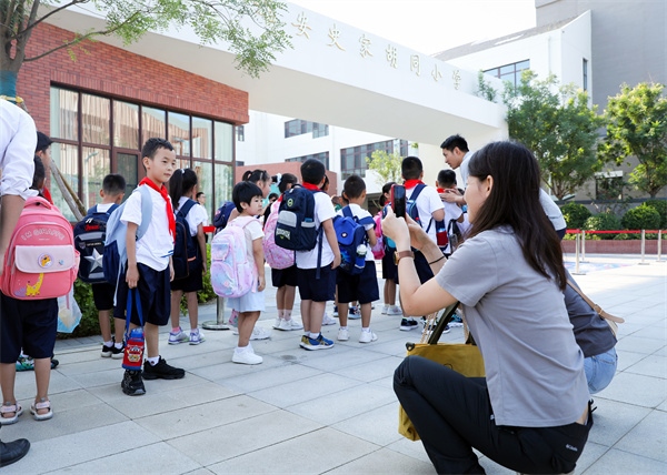8月30日，雄安史家胡同小學學生體驗學校生活。