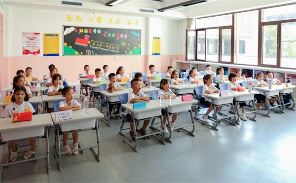 8月30日，雄安史家胡同小學學生體驗學校生活。