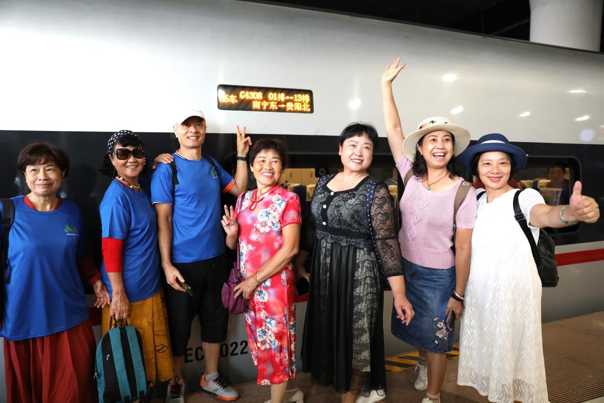 在南寧東站，旅客與貴南高鐵首發(fā)列車合影。 林祥云攝