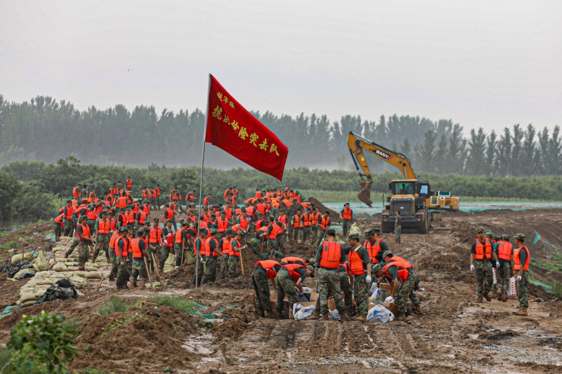 △2023年8月2日，中部戰(zhàn)區(qū)陸軍第82集團軍“鐵軍旅”官兵在河北省高碑店市白溝河任務區(qū)加固岸堤。