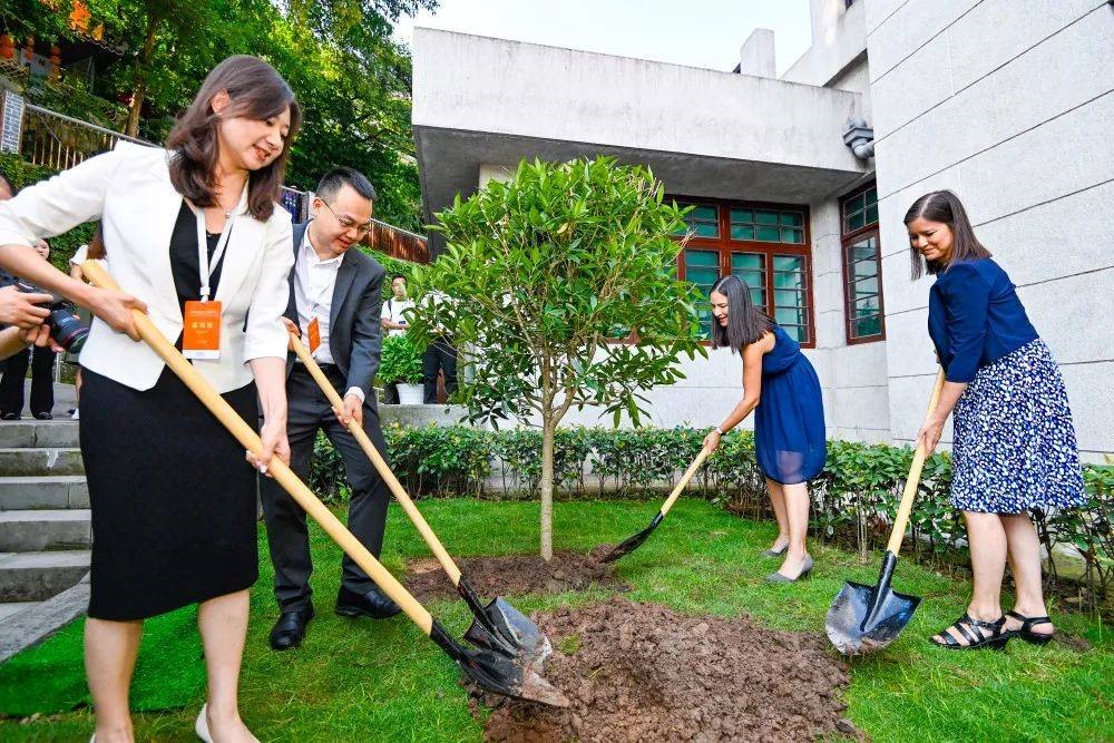 2023年8月8日，重慶史迪威博物館，史迪威將軍后代和朱德同志后代共植友誼樹。