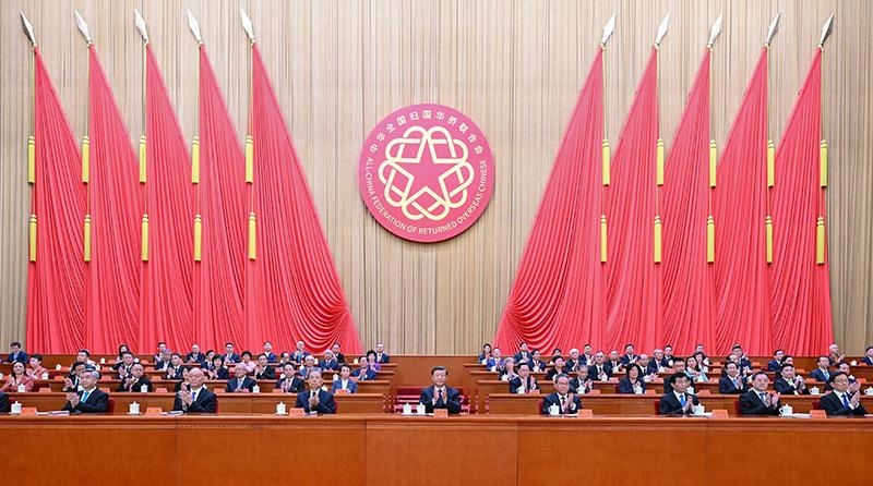 2023年8月31日，第十一次全國(guó)歸僑僑眷代表大會(huì)在北京人民大會(huì)堂開(kāi)幕。習(xí)近平等黨和國(guó)家領(lǐng)導(dǎo)人到會(huì)祝賀