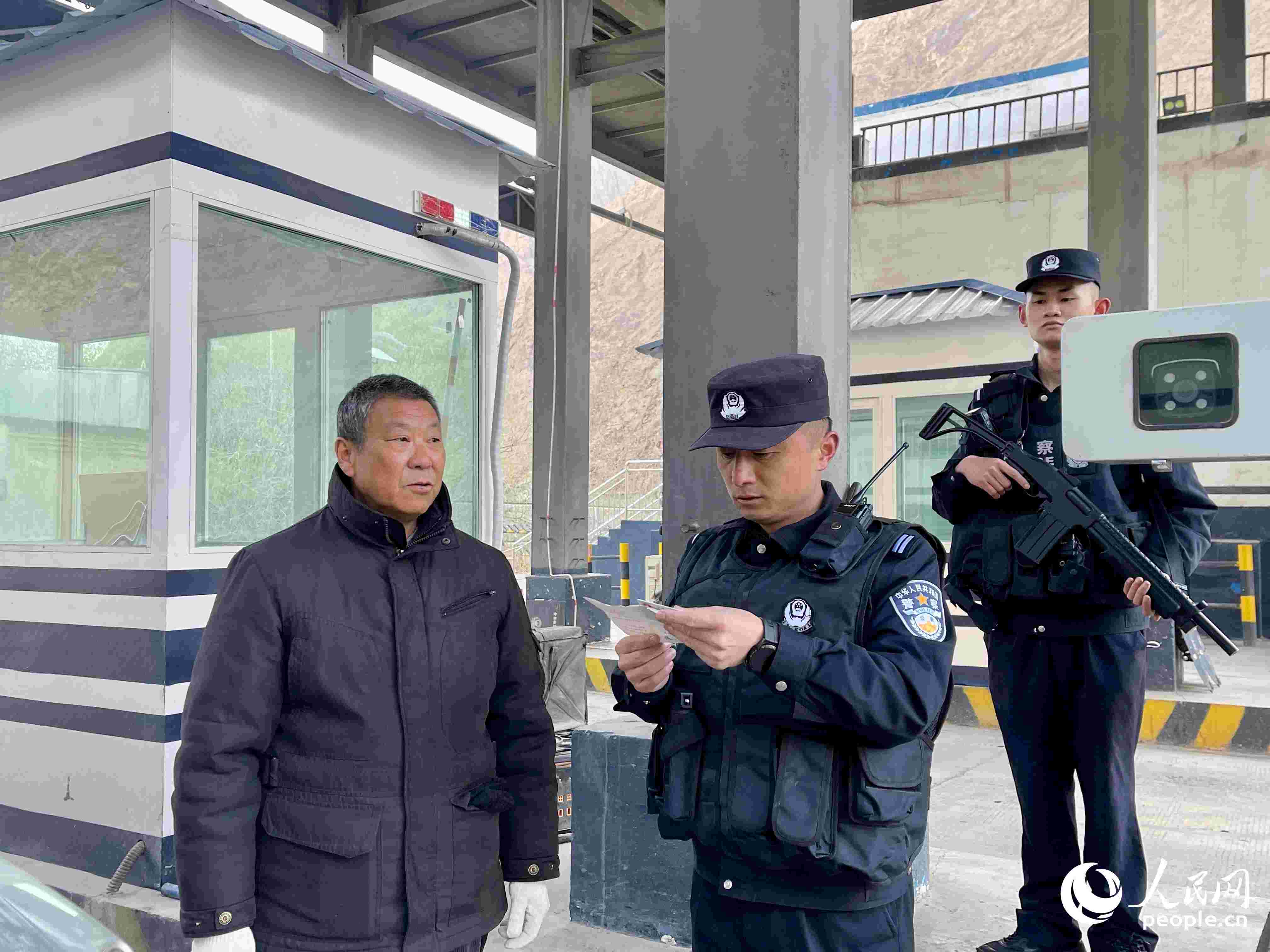 2023年5月10日，在庫地邊境檢查站，陳暢核對進(jìn)出邊境管理區(qū)人員信息。人民網(wǎng) 周靜圓攝