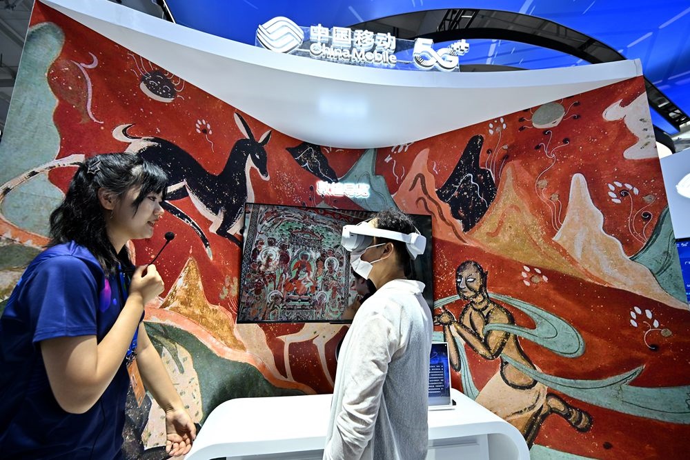 9月3日，一名參觀者在首鋼園中國(guó)移動(dòng)展臺(tái)體驗(yàn)基于AR/VR特效的敦煌導(dǎo)覽，沉浸式感受敦煌壁畫的魅力。新華社記者 李鑫 攝