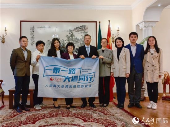 胡長春大使、駐非盟使團工作人員與人民網(wǎng)記者合影。