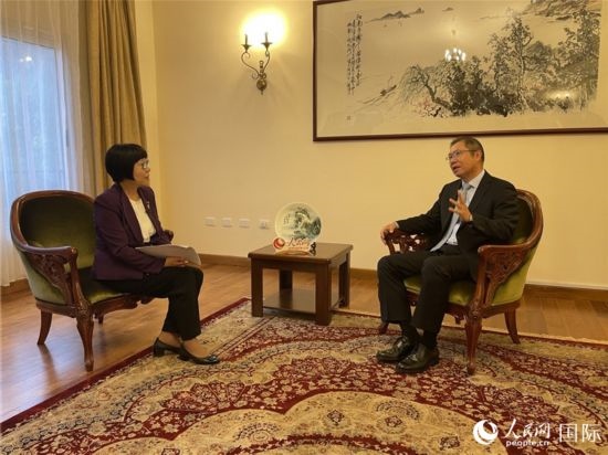 胡長春大使接受人民網(wǎng)記者唐維紅采訪。人民網(wǎng)記者 趙艷紅攝