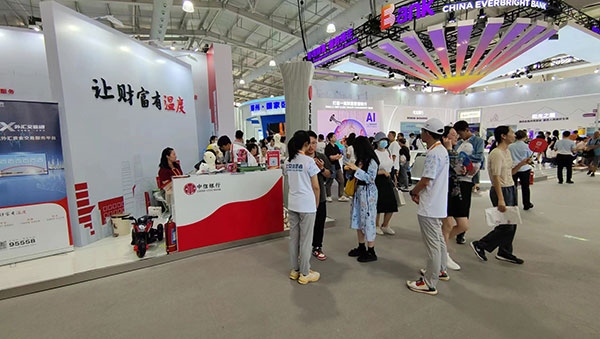 在銀行展臺，“溫度”成為了高頻詞匯。人民網(wǎng)記者 李彤攝