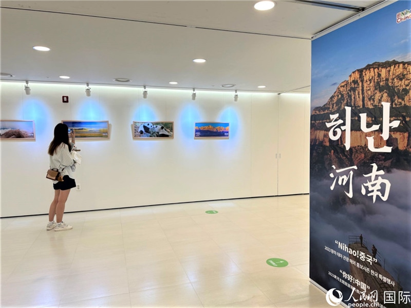 2.民眾參觀“看九曲黃河 聽華夏故事”主題展。人民網(wǎng)記者 馬菲攝