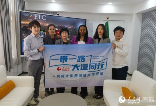 萊利斯（右三）、埃塞投資委中國(guó)投資顧問(wèn)萬(wàn)巧云（左二）與人民網(wǎng)記者合影。