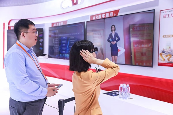 在工商銀行展臺(tái)，數(shù)字員工“工曉伴”與觀展游客互動(dòng)。受訪者供圖
