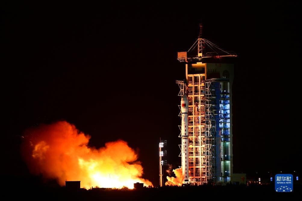 9月7日02時(shí)14分，我國在酒泉衛(wèi)星發(fā)射中心使用長征四號(hào)丙運(yùn)載火箭，成功將遙感三十三號(hào)03星發(fā)射升空，衛(wèi)星順利進(jìn)入預(yù)定軌道，發(fā)射任務(wù)獲得圓滿成功。新華社發(fā)（汪江波 攝）