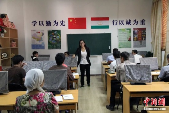 2014年，塔吉克斯坦國立民族大學的孔子學院內(nèi)，教師正在為塔吉克斯坦學生授課。田冰 攝