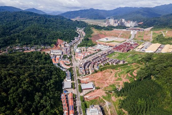 磨憨口岸俯瞰，右前方高層白色建筑群為老撾境內(nèi)。人民網(wǎng)記者 符皓攝