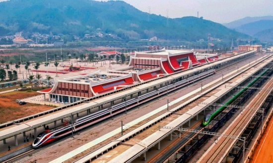 對(duì)向行駛的國(guó)際客運(yùn)列車“復(fù)興號(hào)”和“瀾滄號(hào)”在磨憨站交匯。楊紫軒攝