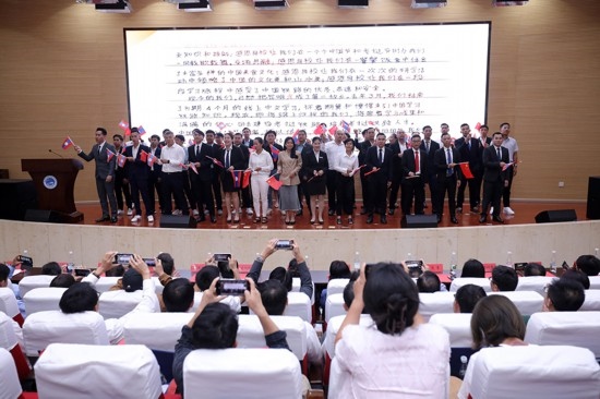 7月31日，昆明鐵道職業(yè)技術(shù)學(xué)院舉行援老撾鐵道職業(yè)技術(shù)學(xué)院項(xiàng)目教育能力建設(shè)教師培養(yǎng)班結(jié)業(yè)典禮。昆明鐵道職業(yè)技術(shù)學(xué)院供圖