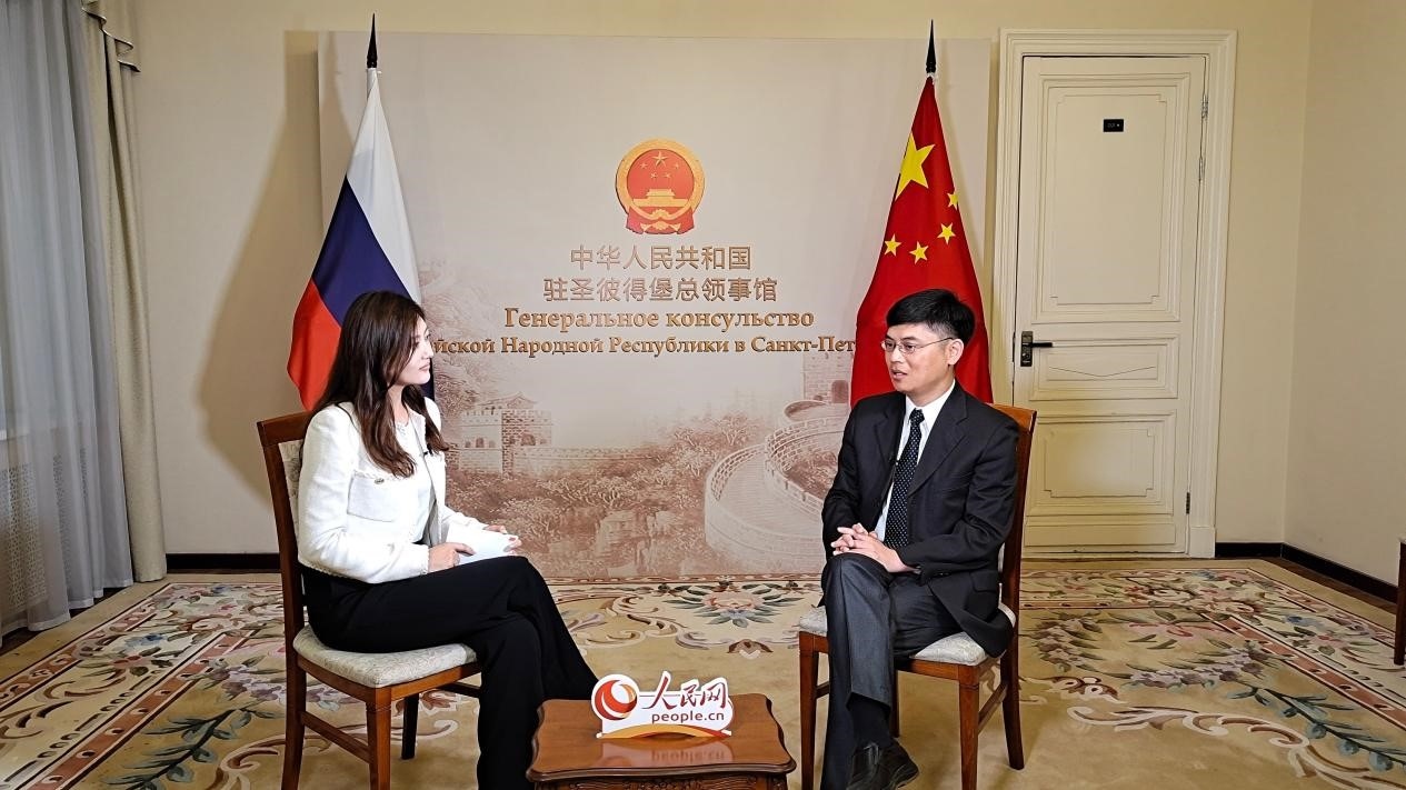 中國(guó)駐圣彼得堡副總領(lǐng)事張曉慶（右）接受人民網(wǎng)記者申佳平采訪。人民網(wǎng)記者 劉凡攝