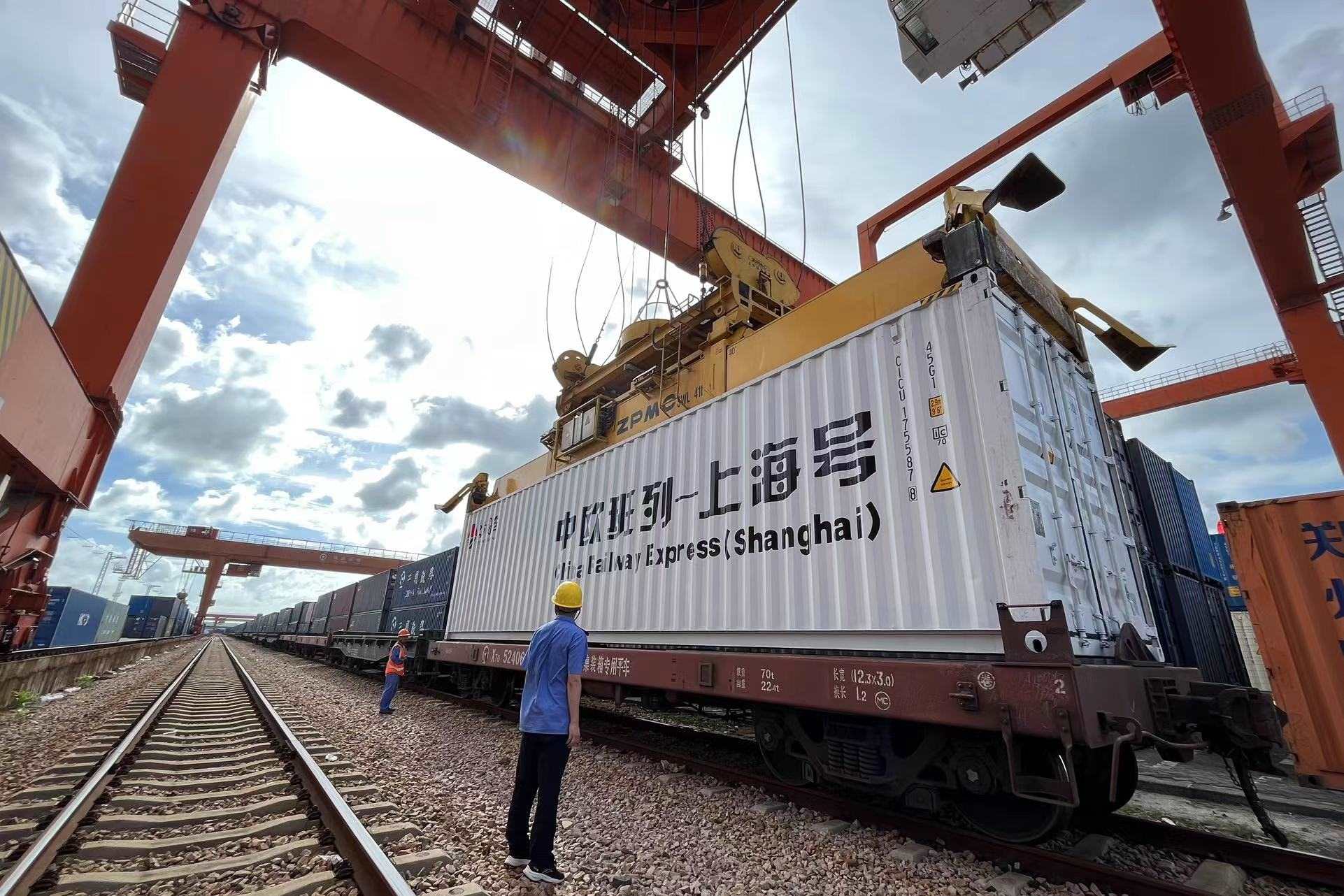 鐵路上海貨運(yùn)中心閔行站貨場內(nèi)，吊機(jī)在貨運(yùn)員的監(jiān)裝下進(jìn)行裝車落箱作業(yè)。人民網(wǎng) 皇甫萬里攝