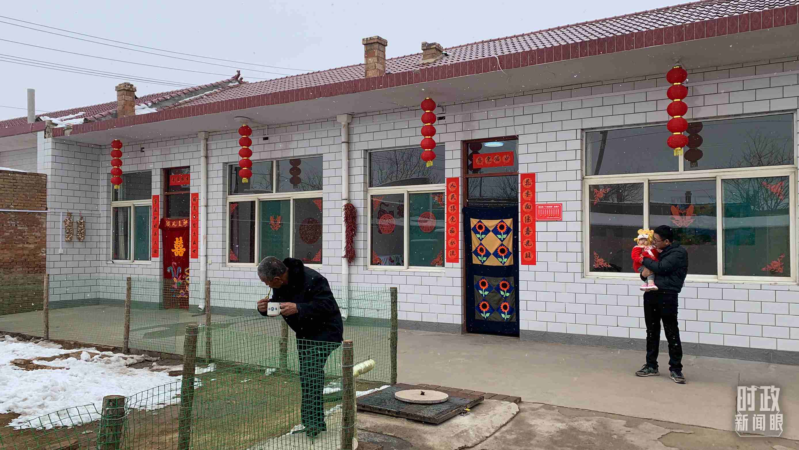 △ 當年春節(jié)來臨之前，馮南垣村受災村民全部搬進了新家。（總臺央視記者段德文拍攝）