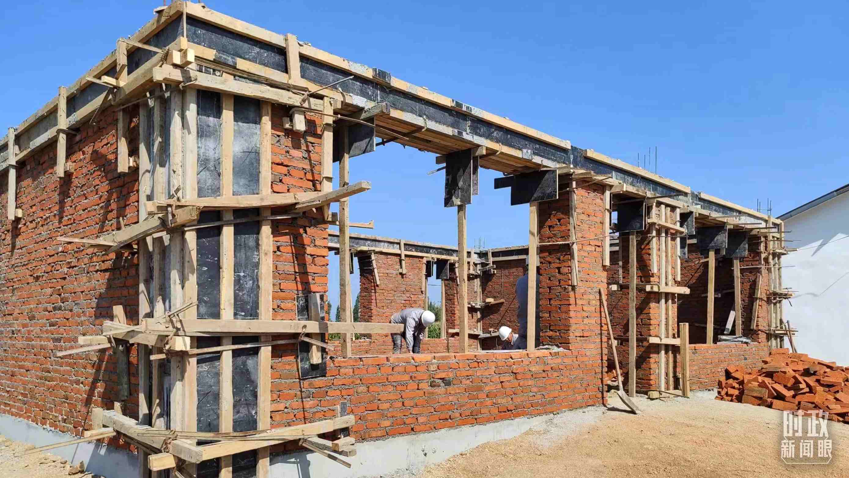 △龍王廟村正在全力展開房屋災后重建工作。（總臺央視記者薛冠南拍攝）