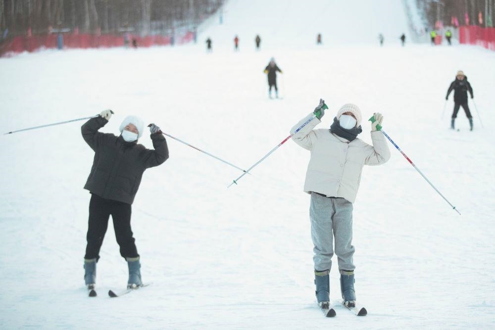 △2023年1月7日，游客在北極村滑雪場內(nèi)體驗(yàn)滑雪。