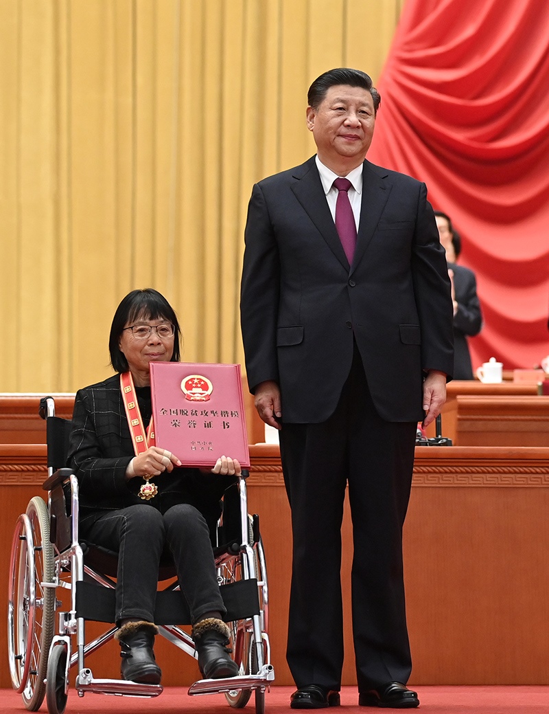 2021年2月25日，全國(guó)脫貧攻堅(jiān)總結(jié)表彰大會(huì)在北京人民大會(huì)堂隆重舉行。習(xí)近平為全國(guó)脫貧攻堅(jiān)楷模榮譽(yù)稱(chēng)號(hào)獲得者張桂梅頒獎(jiǎng)。