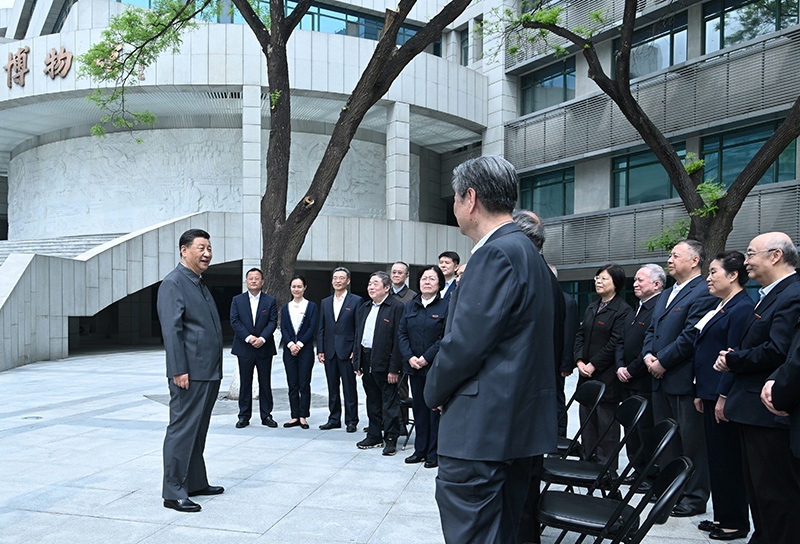 2022年4月25日，習(xí)近平總書(shū)記來(lái)到中國(guó)人民大學(xué)考察調(diào)研，在博物館門(mén)前廣場(chǎng)上，同老教授、老專(zhuān)家和中青年骨干教師代表親切交談。