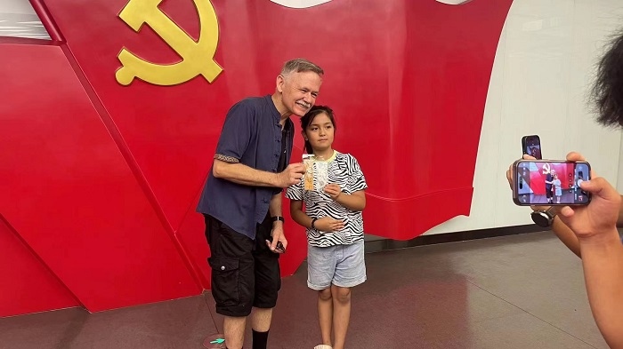 潘維廉和志愿講解員紀(jì)念合影。主辦方供圖