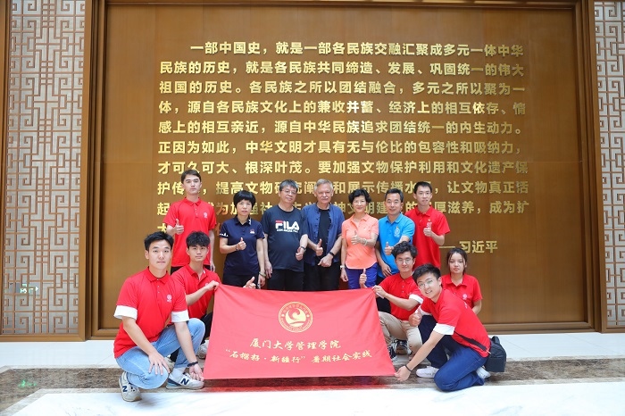 潘維廉和實(shí)踐隊(duì)師生在昌吉州博物館合影。主辦方供圖