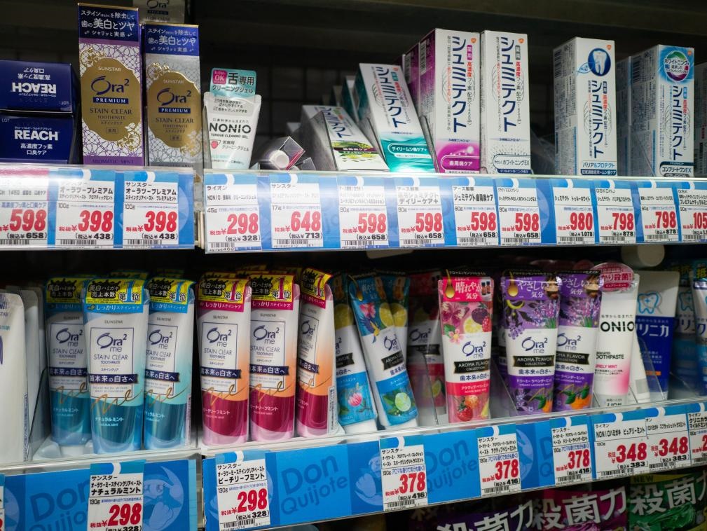 這是8月16日在日本東京新宿一商場拍攝的貨架。新華社記者張笑宇攝