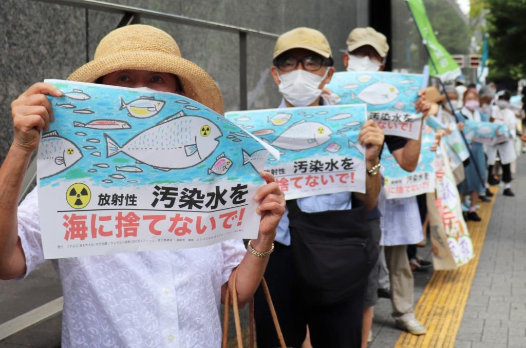 8月24日，日本民眾手持“不要將污染水扔進(jìn)大海”等標(biāo)語在東京電力公司總部前集會，抗議日本政府和東電公司無視民意啟動核污染水排海。新華社記者楊光攝