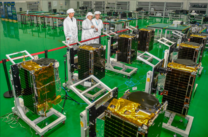 △2022年10月17日，位于吉林長春的長光衛(wèi)星技術股份有限公司科研人員在衛(wèi)星總裝測試大廳進行相關測試工作。
