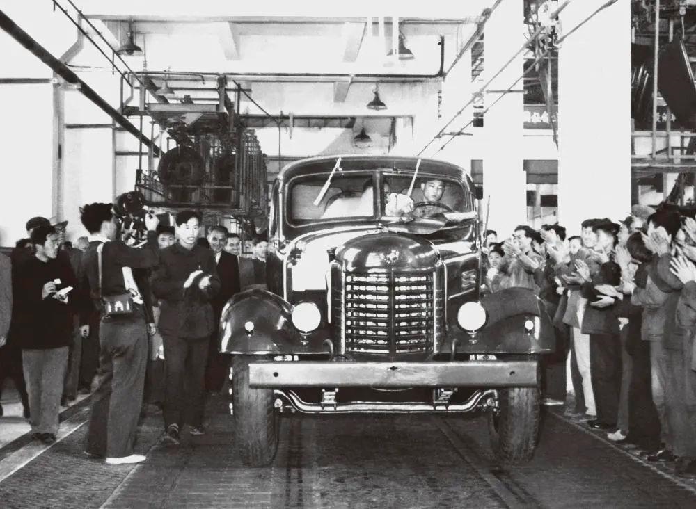 △1956年7月13日，第一輛解放牌汽車駛下裝配線。