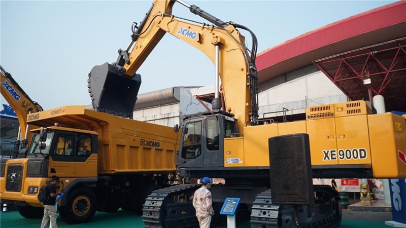 徐工集團展出的90噸礦用挖掘機與80噸自卸車。石偉攝影