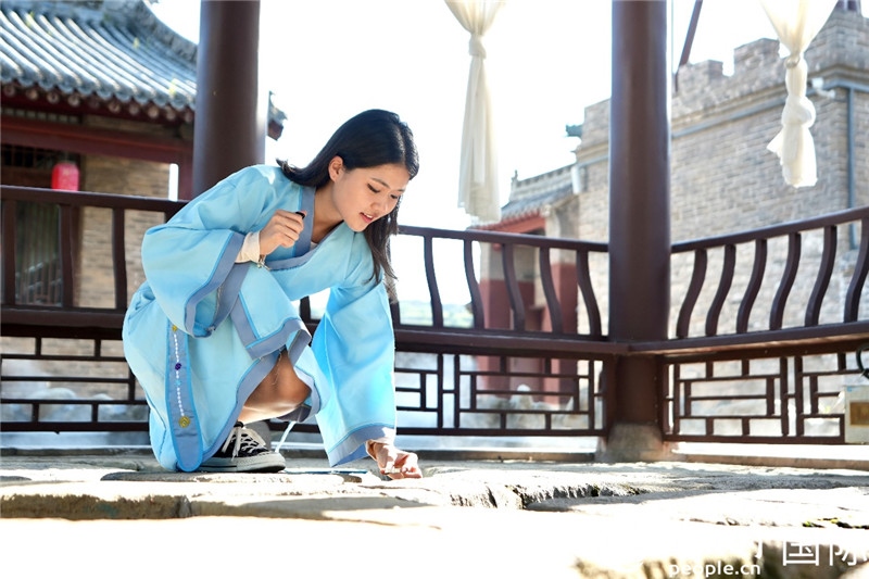 圖為選手在“曲水流觴亭”將“桃心”蠟燭放入渠中。人民網(wǎng) 盧鵬宇攝