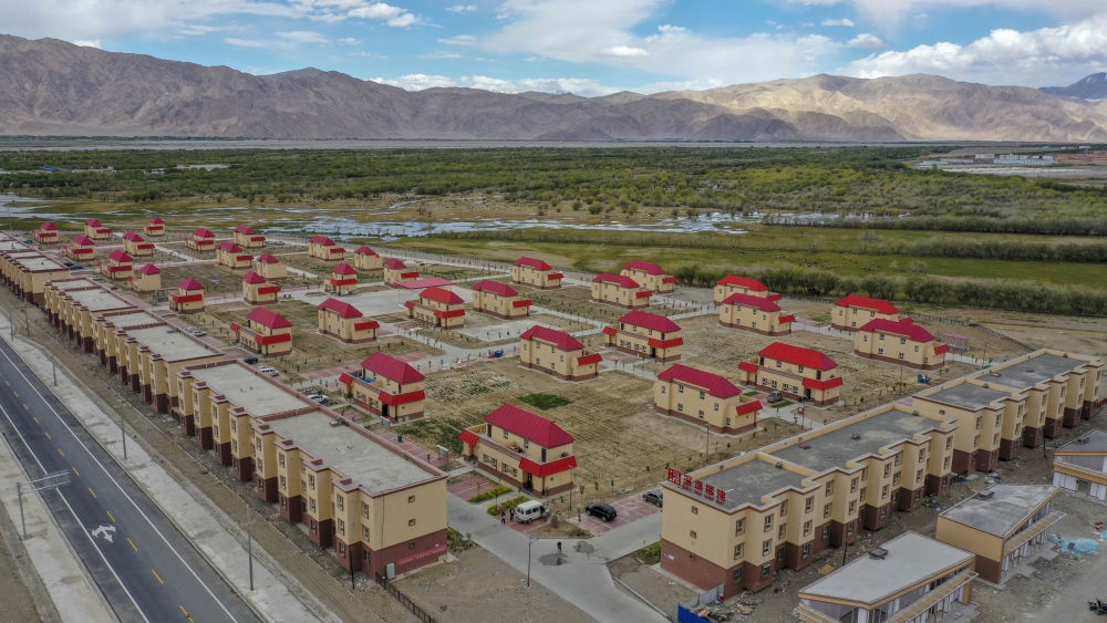 這是由深圳援疆修建的新疆塔什庫爾干塔吉克自治縣一處安置小區(qū)（2019年7月9日攝，無人機照片）。新華社記者 胡虎虎 攝