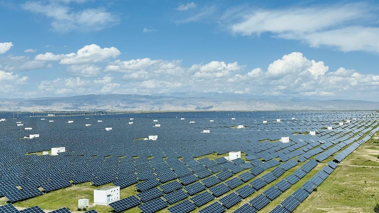 遠(yuǎn)眺青海省海南州光伏發(fā)電園區(qū)。人民網(wǎng) 劉沛然攝