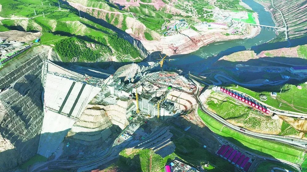 瑪爾擋水電站項(xiàng)目建設(shè)現(xiàn)場(chǎng)。國(guó)家能源集團(tuán)青?，敔枔跛娬竟﹫D