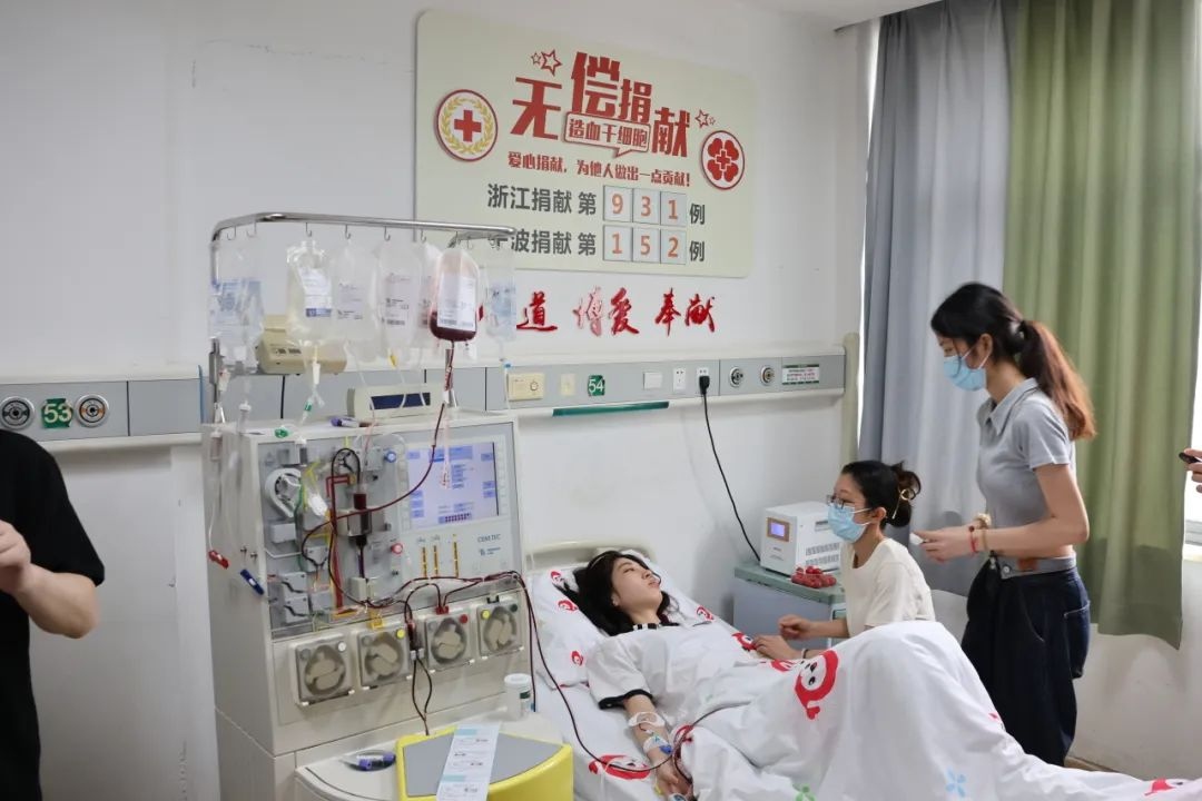 陸冰冰（右三）捐獻(xiàn)185毫升造血干細(xì)胞。受訪者供圖