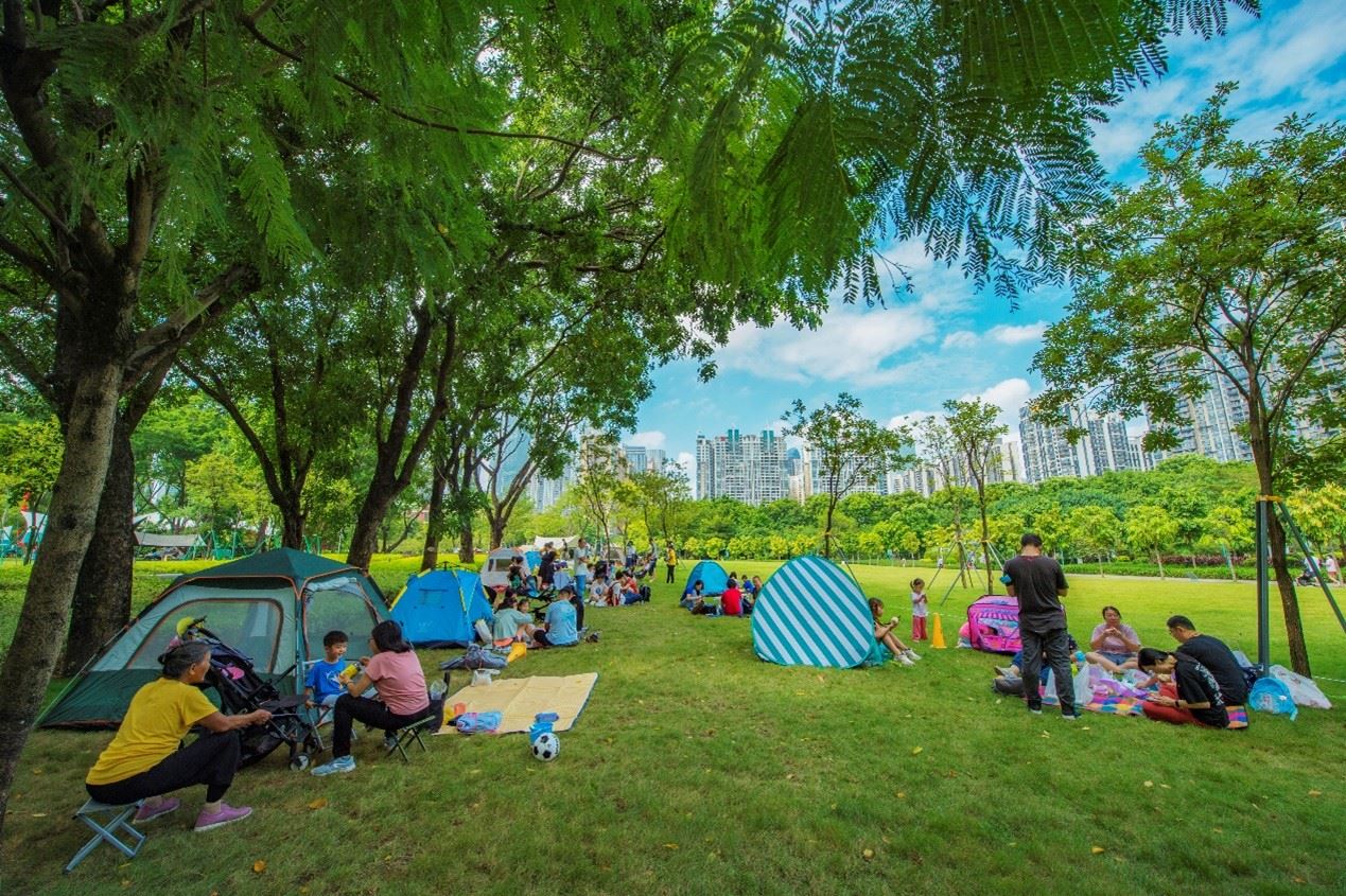 珠江公園內(nèi)，居民們正露營休憩。受訪者供圖