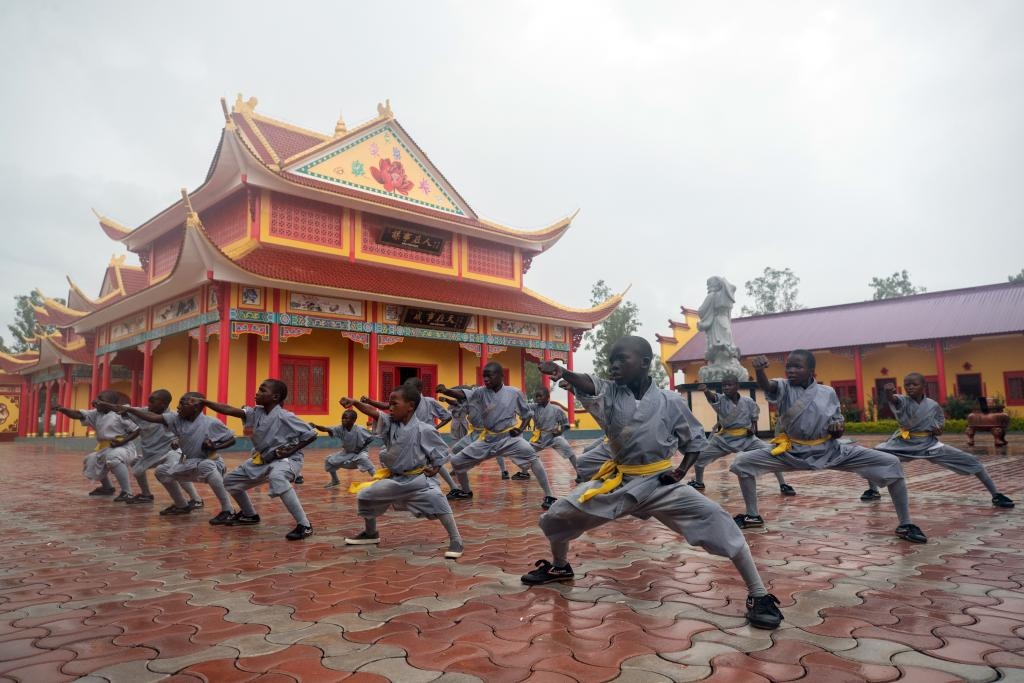 1月21日，在位于贊比亞首都盧薩卡市郊區(qū)的少林寺文化中心，學員練習中國功夫。