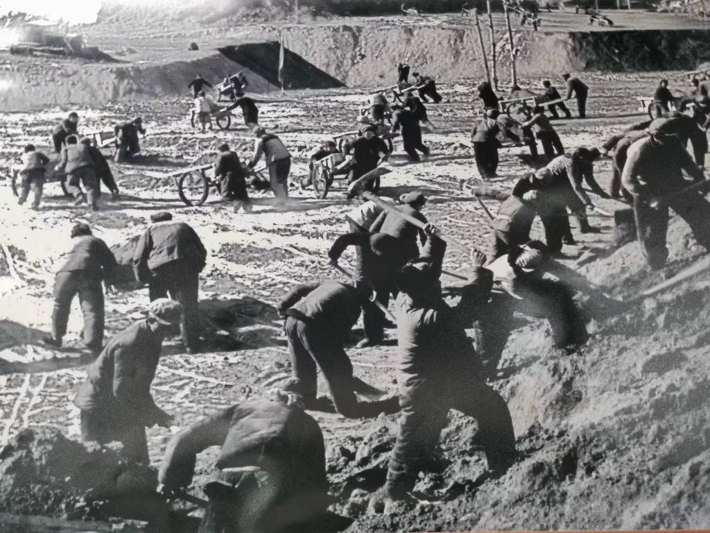 20世紀(jì)70年代，高西溝人治理水土流失場(chǎng)景。（資料圖片）