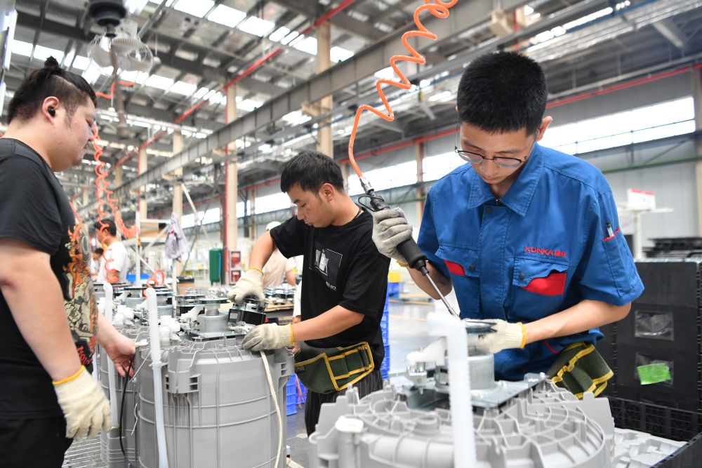 2023年7月20日，工人在位于西安國際港務區(qū)的陜西康佳智能家電有限公司生產車間工作。 新華社記者 張博文 攝