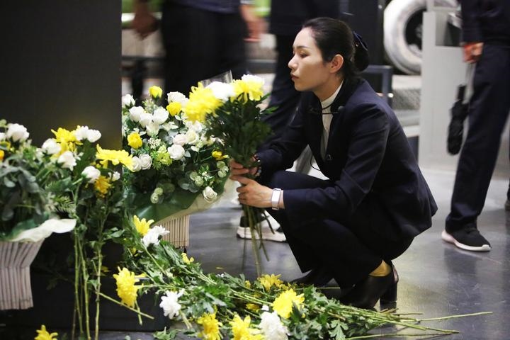 9月18日，工作人員在侵華日軍第七三一部隊(duì)罪證陳列館整理花束。新華社記者 石楓 攝