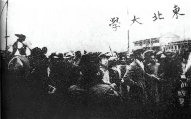 △東北大學學生走在一二·九請愿游行隊伍最前列。