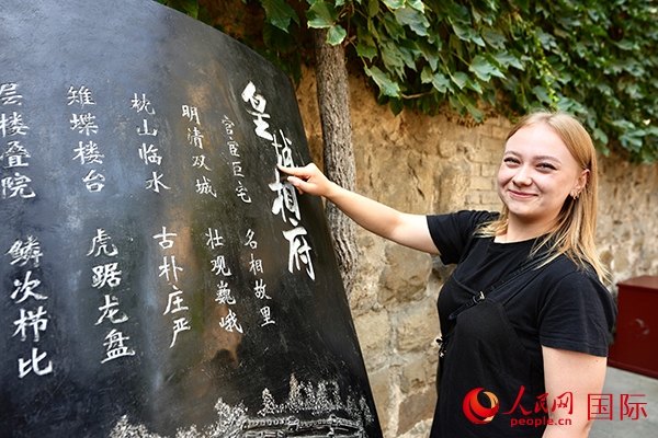 選手金雪花（波蘭）在古堡內(nèi)留影。人民網(wǎng) 盧鵬宇攝