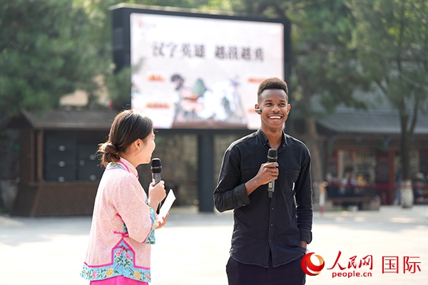 選手王安（乍得）挑戰(zhàn)“漢字英雄·越戰(zhàn)越勇”游戲。人民網(wǎng) 盧鵬宇攝