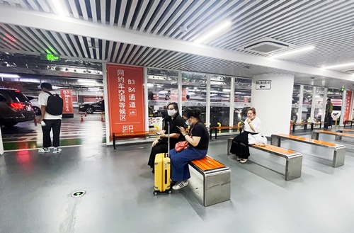 旅客在網(wǎng)約車空調(diào)等候區(qū)等候網(wǎng)約車。人民網(wǎng)記者 喬雪峰攝