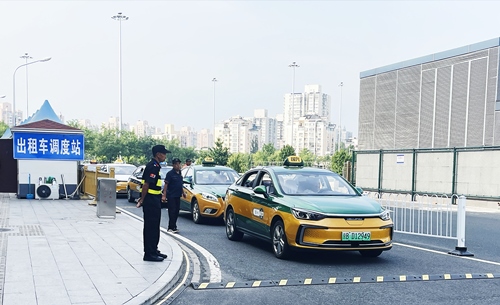 北京南站實施出租車北廣場落客分流，實現(xiàn)“落、接”兩用。人民網(wǎng)記者 喬雪峰攝