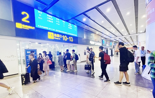在快速進站廳前排隊等待檢票的旅客。人民網(wǎng)記者 喬雪峰攝