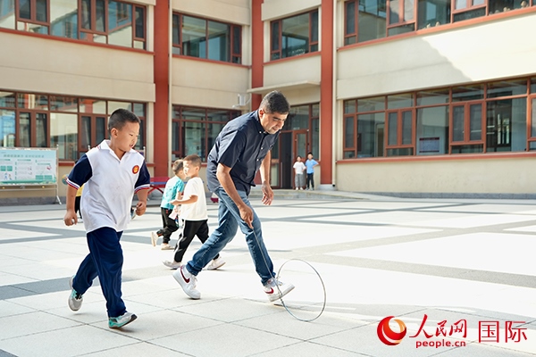 來自巴基斯坦的沙杰在滾鐵環(huán)。人民網(wǎng) 盧鵬宇攝